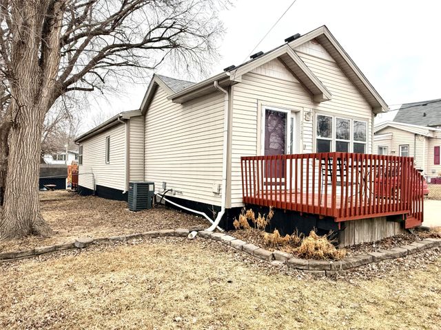 3926 E 27th Street, Des Moines, IA 50317