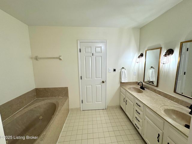 3504 Trail Ridge Rd, Louisville, KY 40241