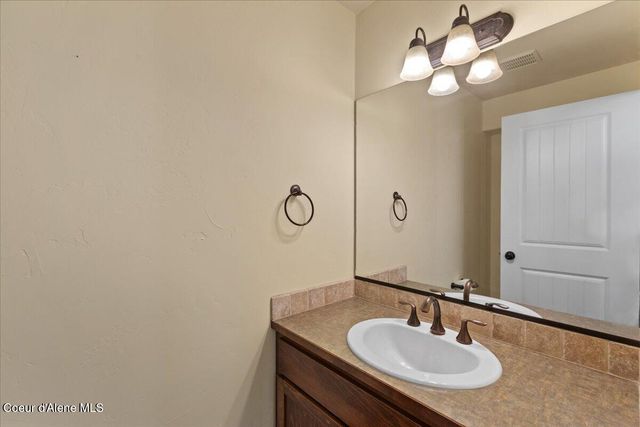 8786 N Avalanche LN, Hayden, ID 83835