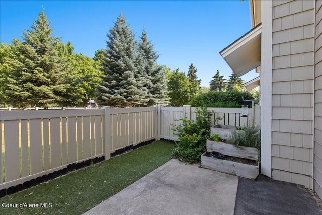 8786 N Avalanche LN, Hayden, ID 83835