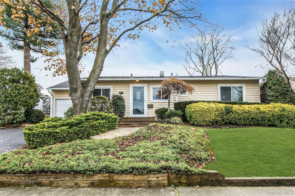 27 Abbey Lane, Plainview, NY 11803