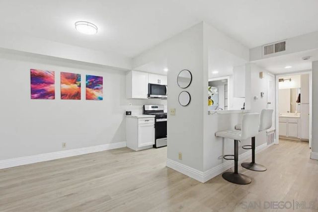 9418 Twin Trails Dr 102, San Diego, CA 92129