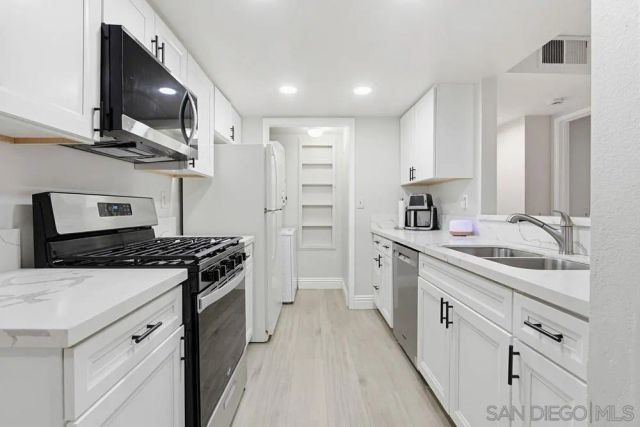 9418 Twin Trails Dr 102, San Diego, CA 92129