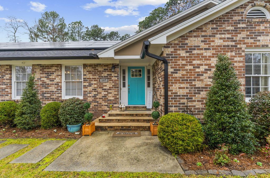 Image 3 of property listing at 107 Brittany Court, Summerville, SC 29485