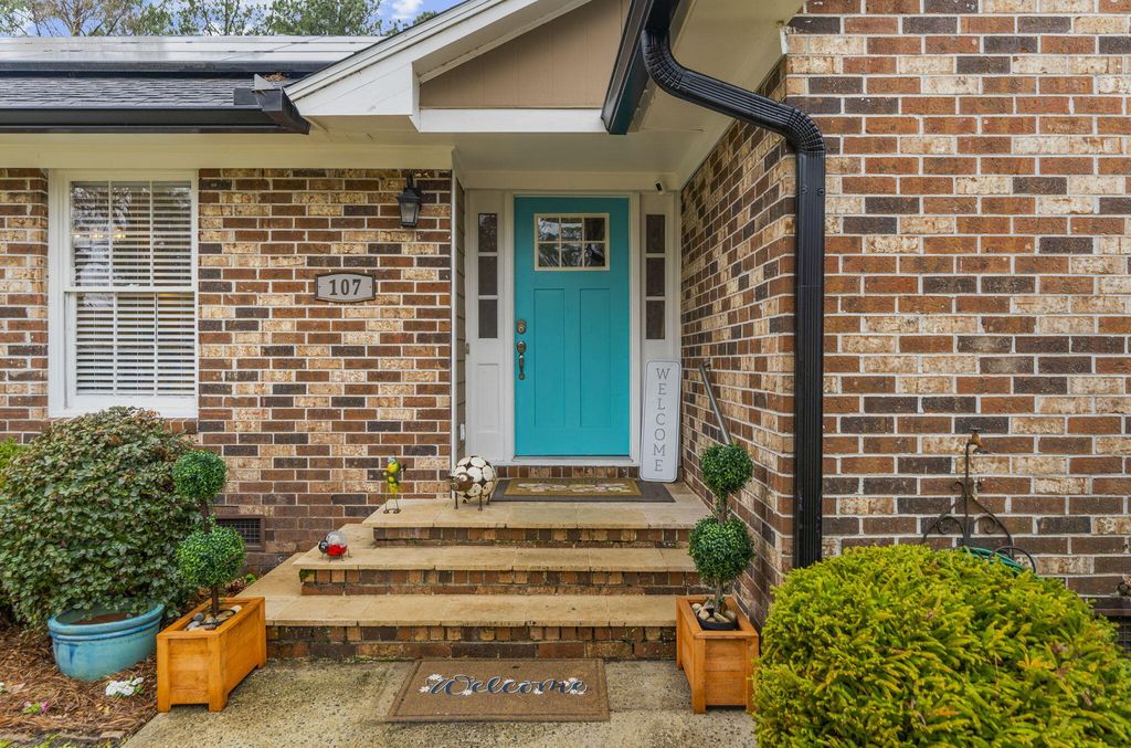 Image 4 of property listing at 107 Brittany Court, Summerville, SC 29485