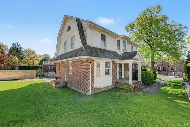 27 Center Drive, Whitestone, NY 11357