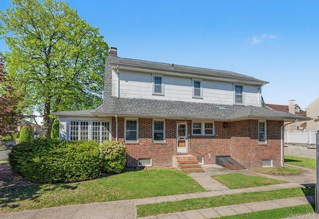 27 Center Drive, Whitestone, NY 11357