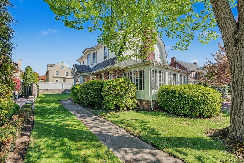 27 Center Drive, Whitestone, NY 11357
