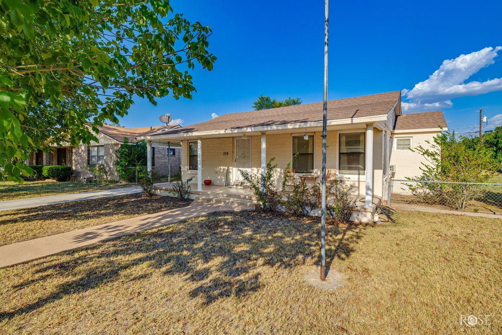Image 4 of property listing at 208 Lipan Drive, San Angelo, TX 76903