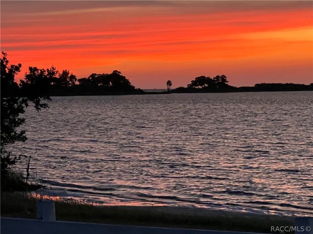 11590 N Kayak Point, Inglis, FL 34449