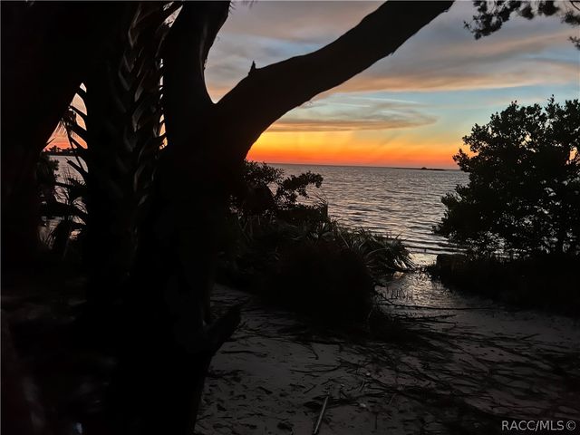 11590 N Kayak Point, Inglis, FL 34449