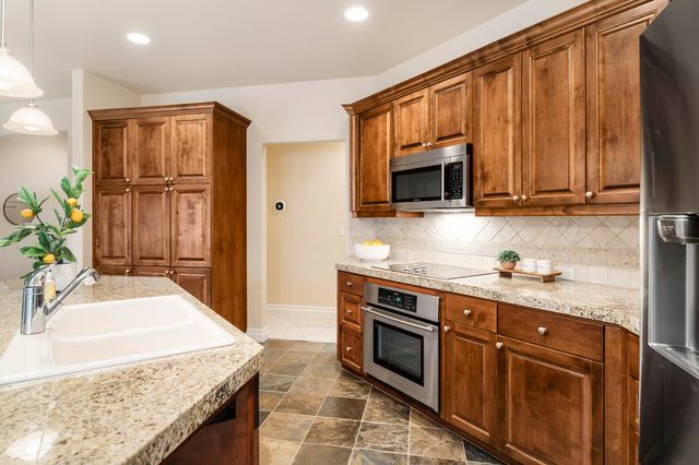 784 Ribbon Falls Road, Redmond, OR 97756