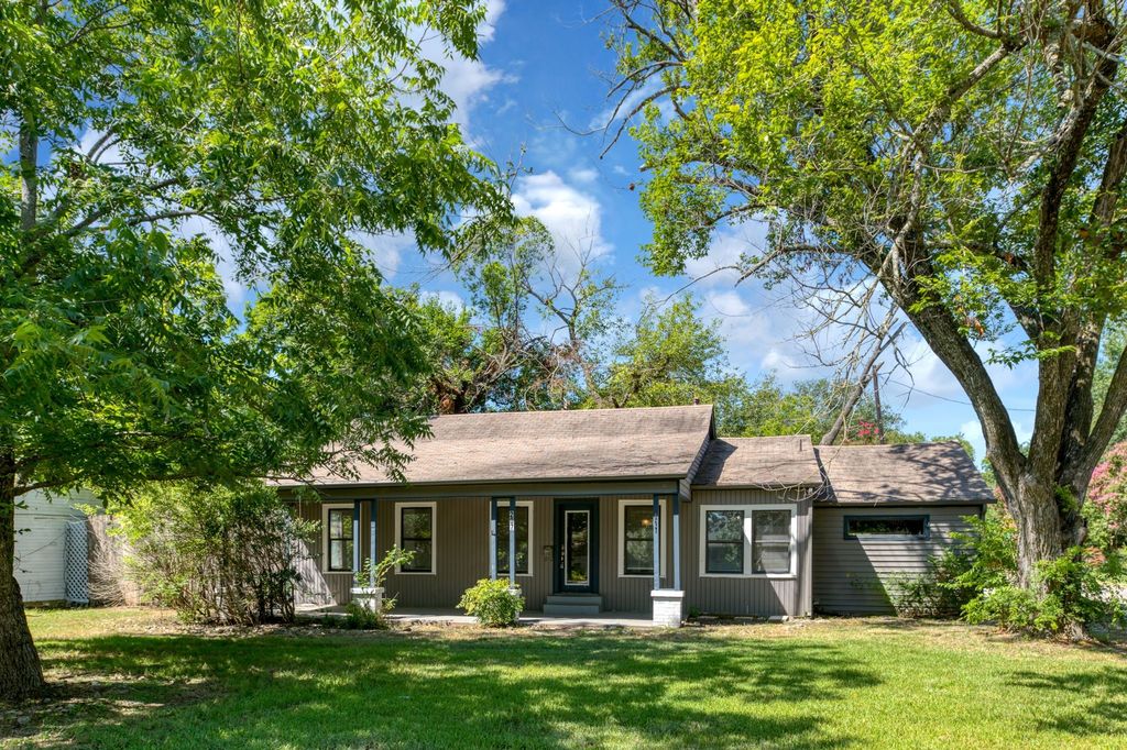 207 Hackberry Street, Terrell, TX 75160
