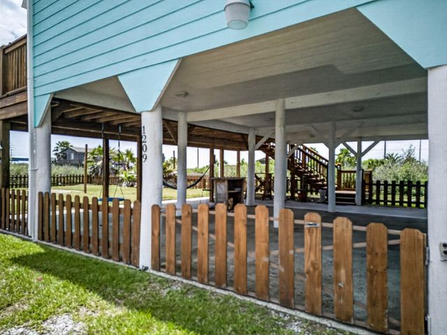 1209 N Jacks Road, Crystal Beach, TX 77650