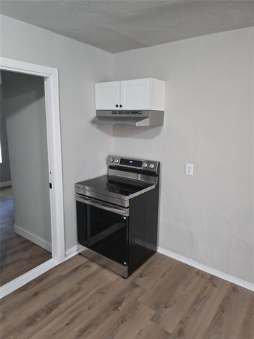3006 Dacca Drive, Houston, TX 77051
