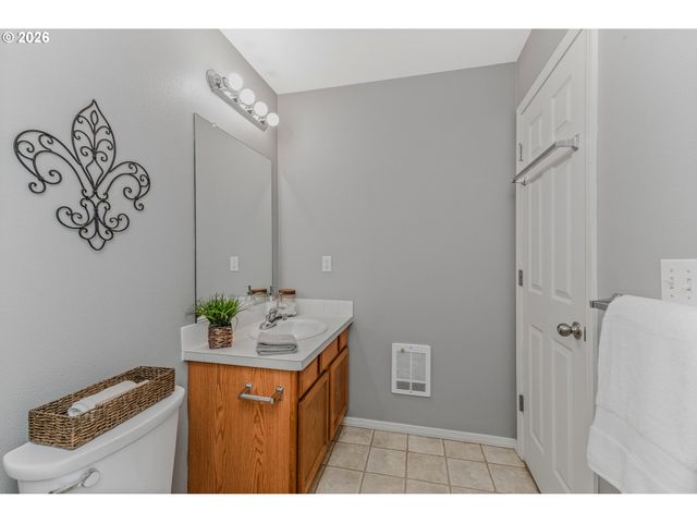 19159 Se YAMHILL St 15, Portland, OR 97233