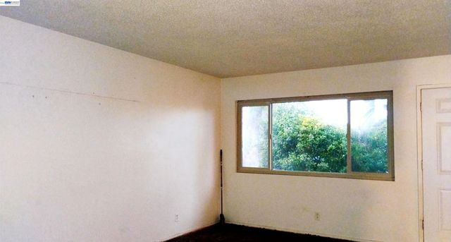 3284 E Pine Ave, Fresno, CA 93703