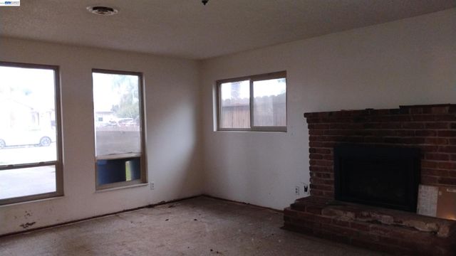 3284 E Pine Ave, Fresno, CA 93703