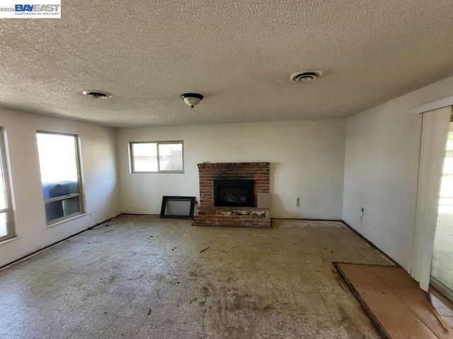 3284 E Pine Ave, Fresno, CA 93703