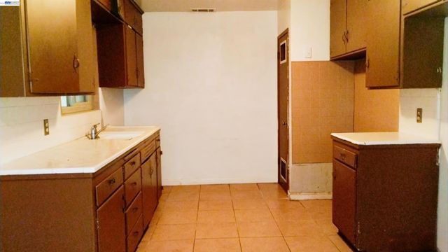 3284 E Pine Ave, Fresno, CA 93703