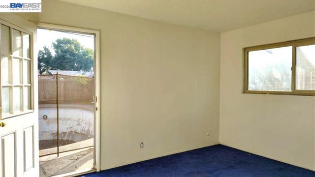 3284 E Pine Ave, Fresno, CA 93703