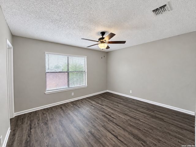 6111 FEATHER NEST LN, San Antonio, TX 78233
