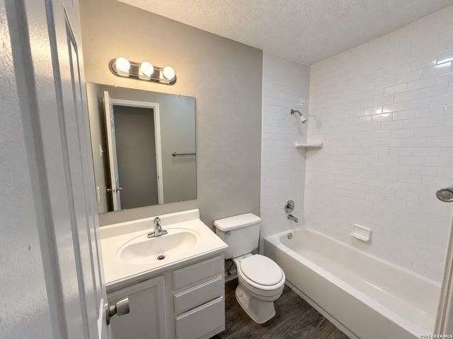 6111 FEATHER NEST LN, San Antonio, TX 78233