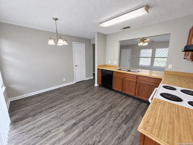 6111 FEATHER NEST LN, San Antonio, TX 78233