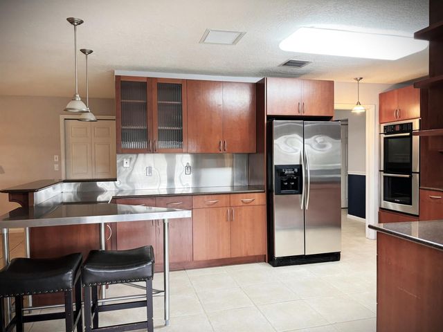 202 SW Crescent Avenue, Port St. Lucie, FL 34984