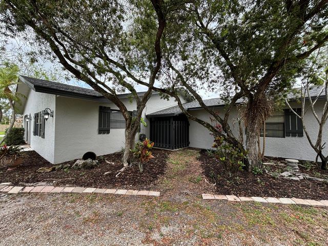 202 SW Crescent Avenue, Port St. Lucie, FL 34984