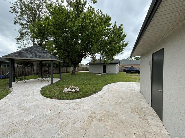 202 SW Crescent Avenue, Port St. Lucie, FL 34984