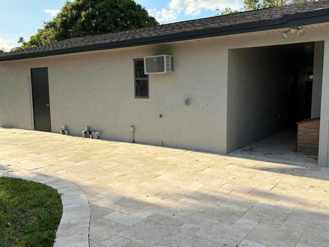 202 SW Crescent Avenue, Port St. Lucie, FL 34984