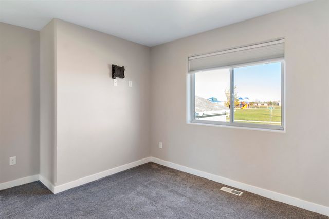 916 34th Ave NE, Minot, ND 58703