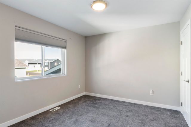 916 34th Ave NE, Minot, ND 58703