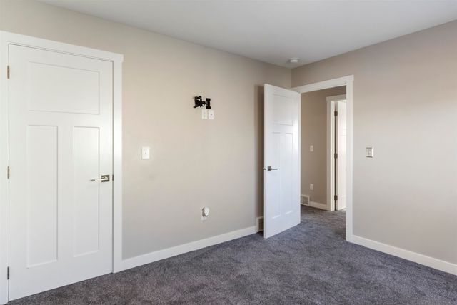 916 34th Ave NE, Minot, ND 58703