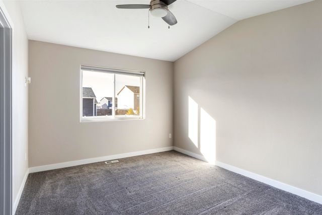 916 34th Ave NE, Minot, ND 58703