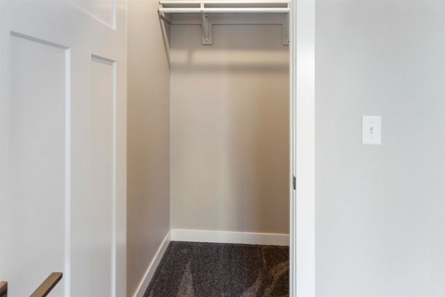 916 34th Ave NE, Minot, ND 58703