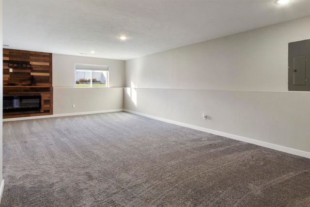 916 34th Ave NE, Minot, ND 58703