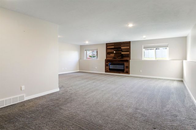 916 34th Ave NE, Minot, ND 58703