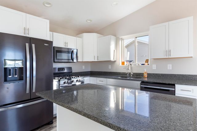 916 34th Ave NE, Minot, ND 58703