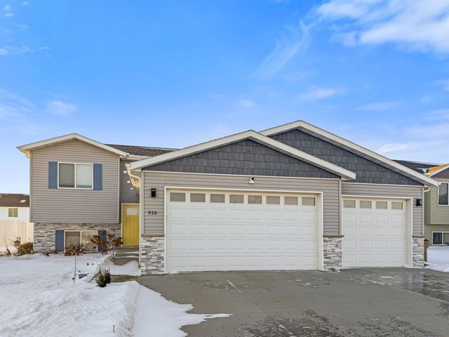 916 34th Ave NE, Minot, ND 58703
