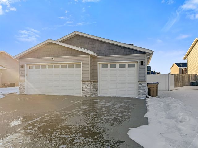 916 34th Ave NE, Minot, ND 58703