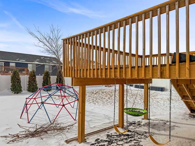 916 34th Ave NE, Minot, ND 58703