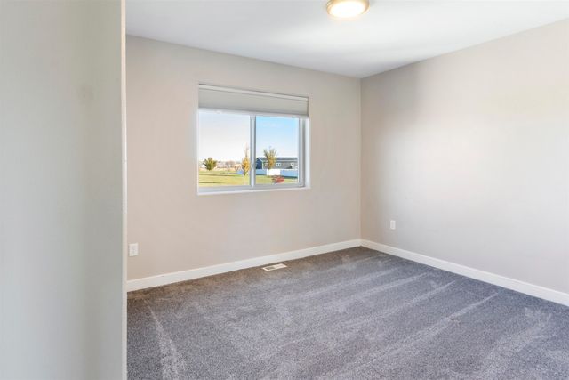 916 34th Ave NE, Minot, ND 58703