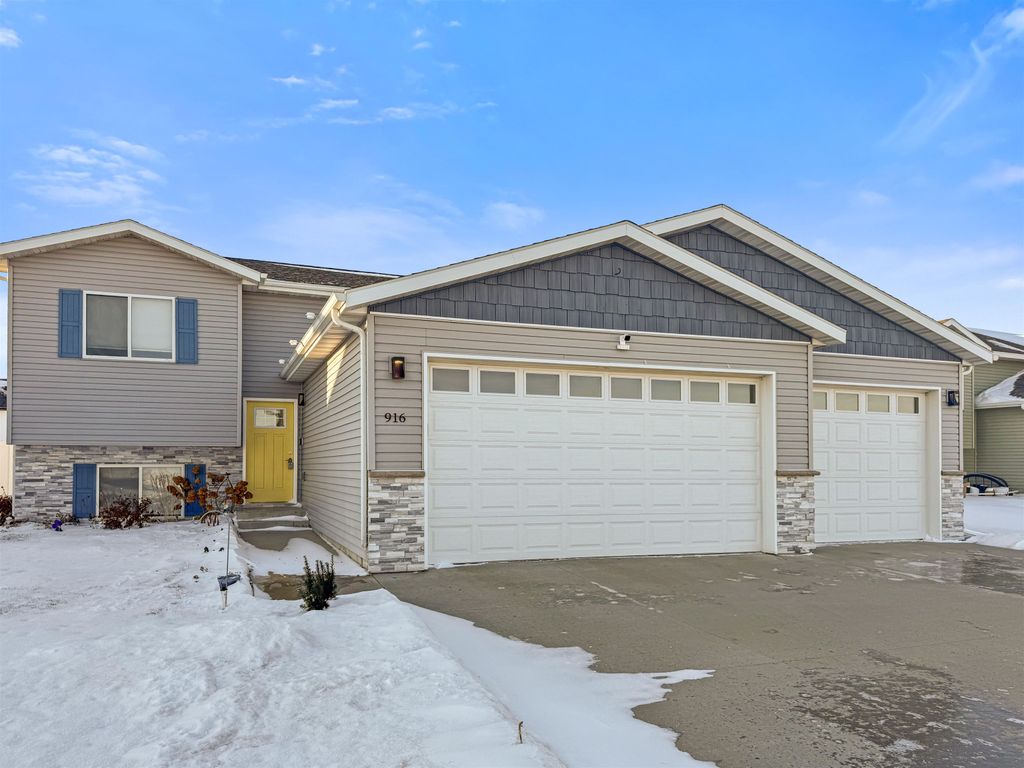 916 34th Ave NE, Minot, ND 58703