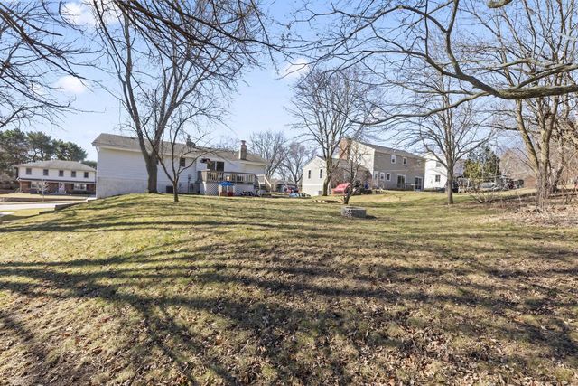 816 Magnolia DRIVE, Waukesha, WI 53188