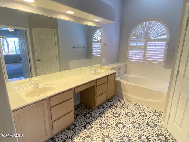 3358 E WICKIEUP Lane, Phoenix, AZ 85050