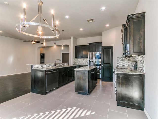 1100 Lindsey Lane, Moore, OK 73160