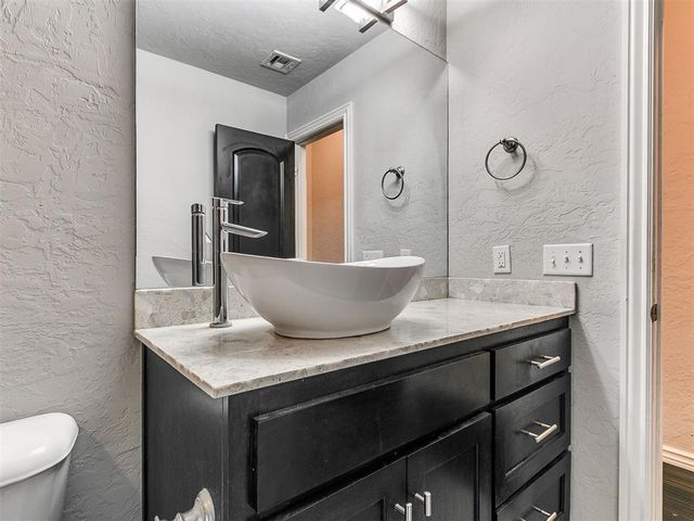 1100 Lindsey Lane, Moore, OK 73160