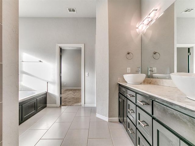 1100 Lindsey Lane, Moore, OK 73160